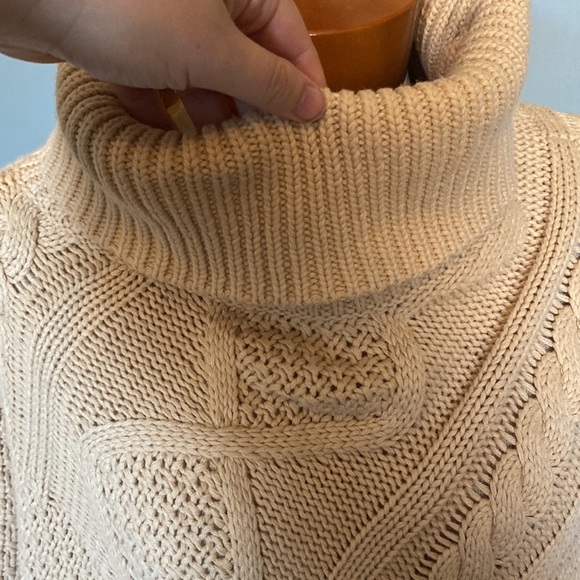 Bass Cable knit cream poncho. One size turtle neck. Fall autumn winter layers - Picture 3 of 7